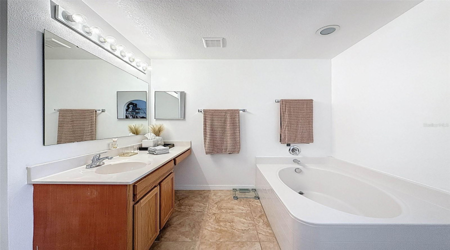 DAVENPORT, Florida 33837, 4 Bedrooms Bedrooms, ,2 BathroomsBathrooms,Residential,For Sale,LOBELIA,0,MFRO6336535