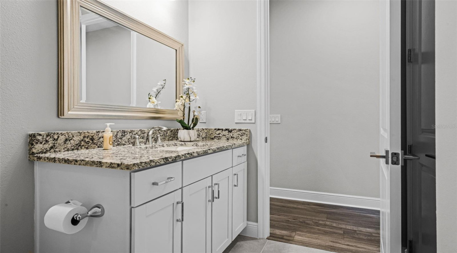 Full bathroom #2