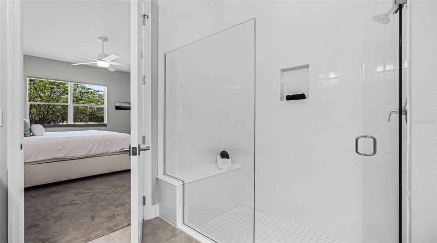 Primary en-suite