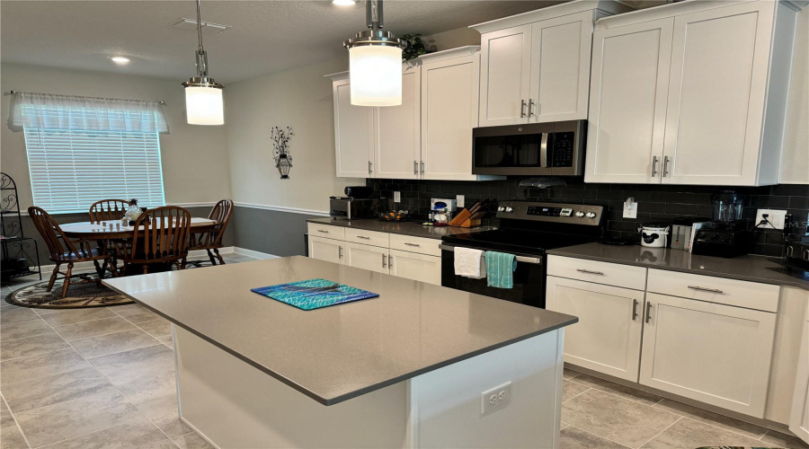 Kitchen & breakfast nook