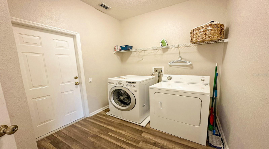 KISSIMMEE, Florida 34747, 6 Bedrooms Bedrooms, ,4 BathroomsBathrooms,Residential,For Sale,BASNETT CIR,0,MFRS5133281