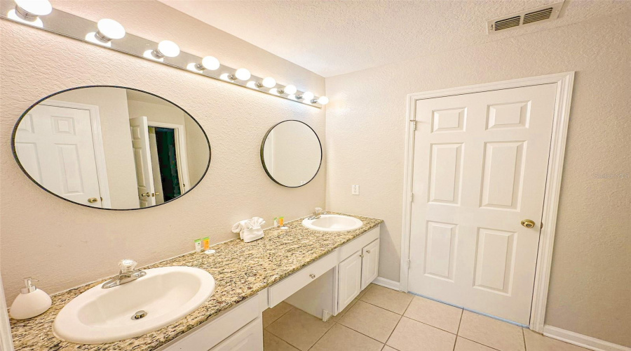 KISSIMMEE, Florida 34747, 6 Bedrooms Bedrooms, ,4 BathroomsBathrooms,Residential,For Sale,BASNETT CIR,0,MFRS5133281