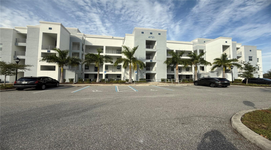KISSIMMEE, Florida 34746, 4 Bedrooms Bedrooms, ,3 BathroomsBathrooms,Residential,For Sale,CLOCK TOWER,0,MFRO6321352