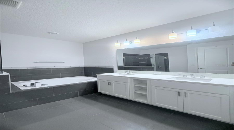 KISSIMMEE, Florida 34746, 4 Bedrooms Bedrooms, ,3 BathroomsBathrooms,Residential,For Sale,CLOCK TOWER,0,MFRO6321352