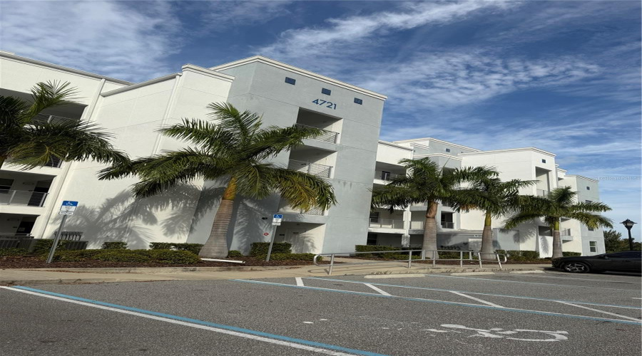 KISSIMMEE, Florida 34746, 4 Bedrooms Bedrooms, ,3 BathroomsBathrooms,Residential,For Sale,CLOCK TOWER,0,MFRO6321352