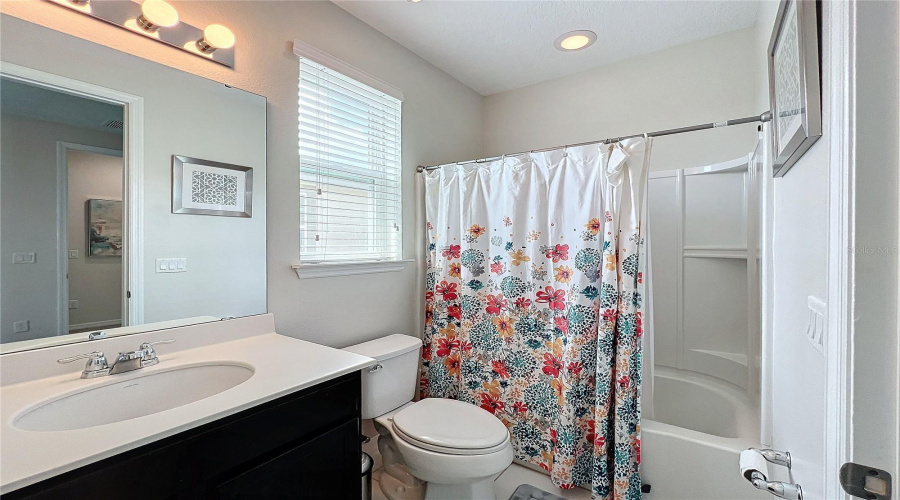 Upstairs Ensuite Bathroom