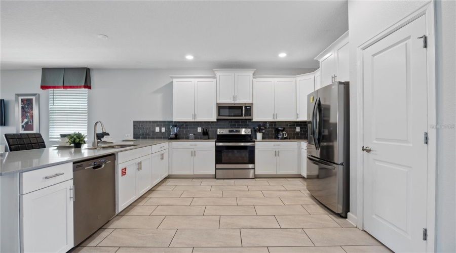 DAVENPORT, Florida 33896, 9 Bedrooms Bedrooms, ,5 BathroomsBathrooms,Residential,For Sale,PEBBLE BEACH,0,MFRO6338976
