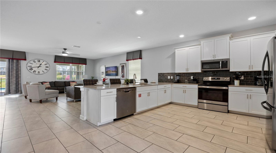 DAVENPORT, Florida 33896, 9 Bedrooms Bedrooms, ,5 BathroomsBathrooms,Residential,For Sale,PEBBLE BEACH,0,MFRO6338976
