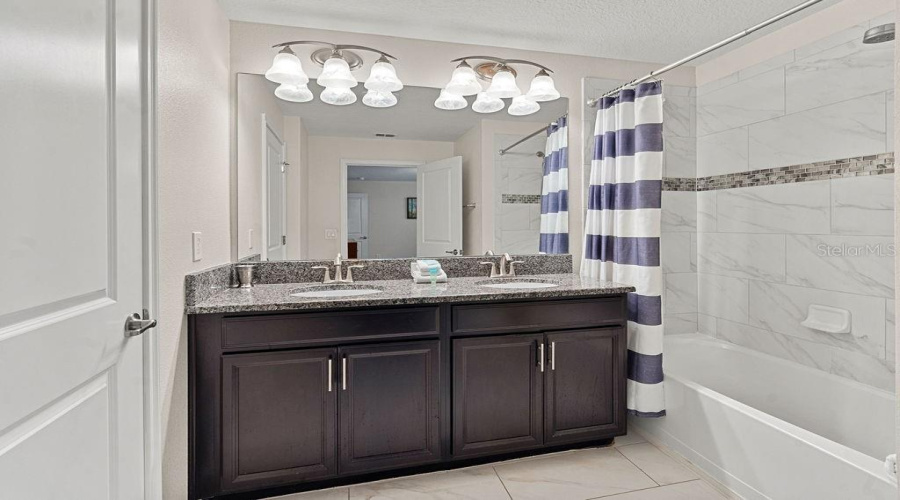 Dual sink at the master bathroom