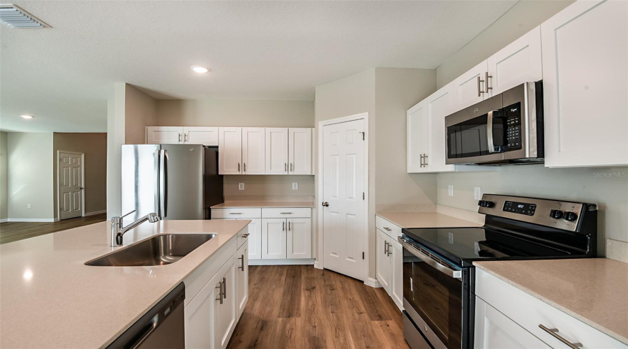 DAVENPORT, Florida 33837, 5 Bedrooms Bedrooms, ,3 BathroomsBathrooms,Residential,For Sale,ROLLING LAKE,0,MFRTB8422200