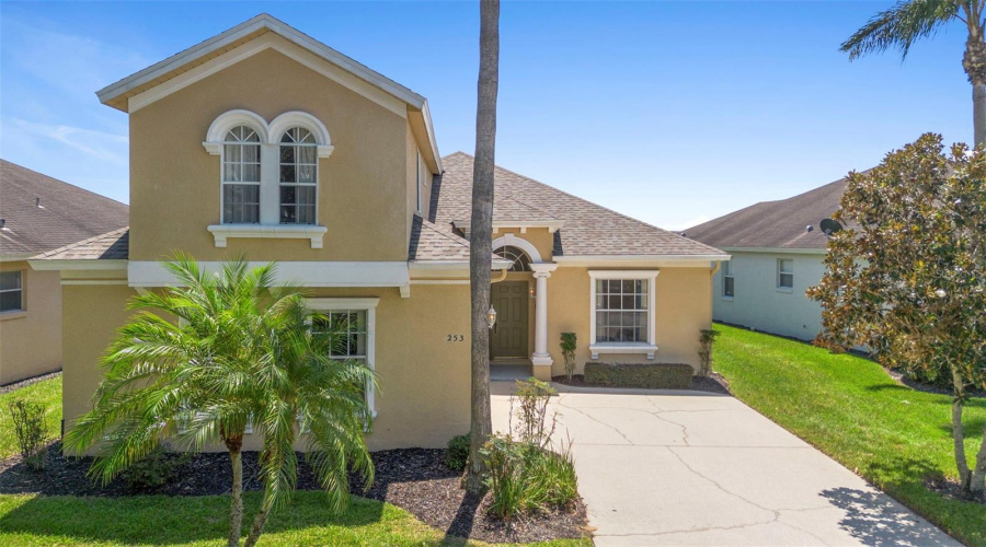 Front view of this awesome home!