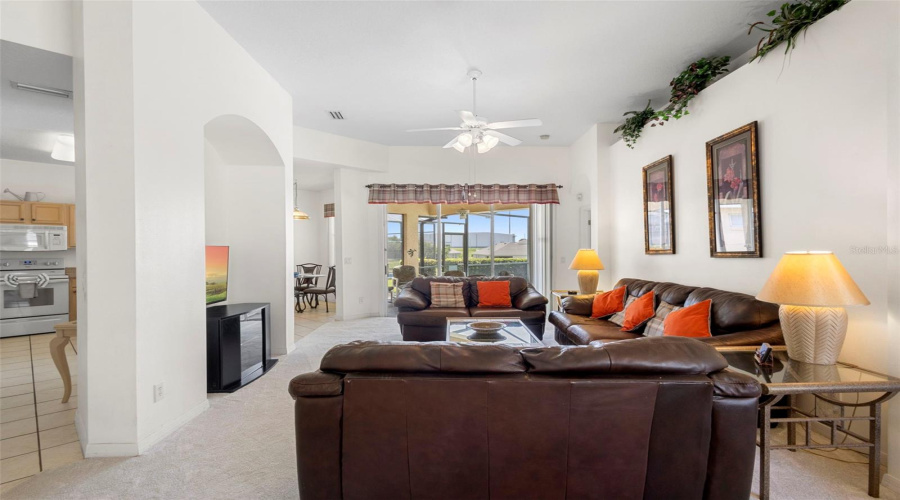 Tall ceilings, well lit!