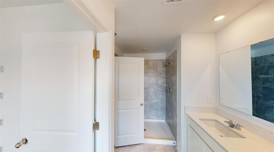 DAVENPORT, Florida 33837, 6 Bedrooms Bedrooms, ,3 BathroomsBathrooms,Residential,For Sale,RESERVOIR,0,MFRO6340082