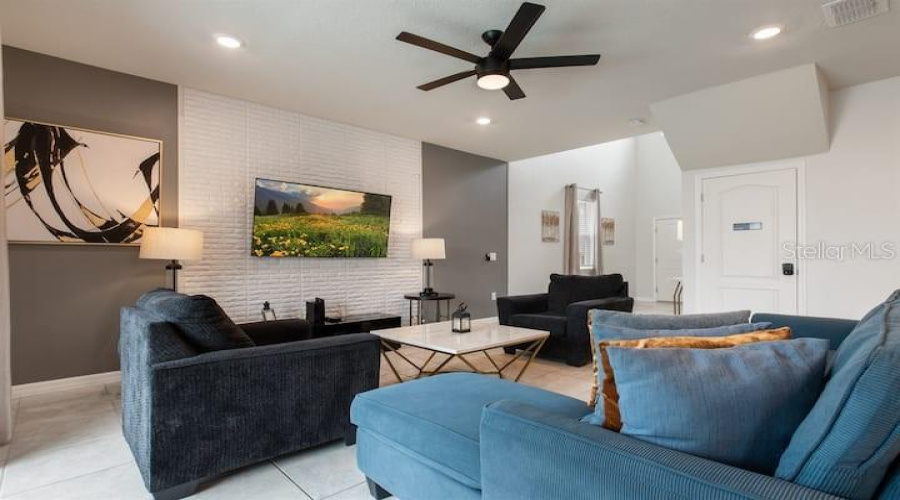 DAVENPORT, Florida 33837, 5 Bedrooms Bedrooms, ,4 BathroomsBathrooms,Residential,For Sale,OAKMOSS,0,MFRO6340300