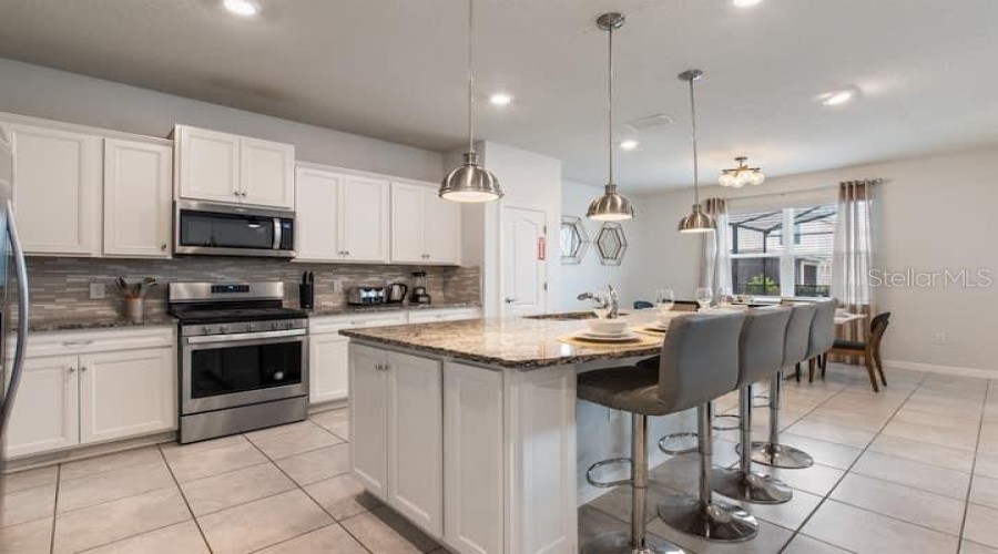DAVENPORT, Florida 33837, 5 Bedrooms Bedrooms, ,4 BathroomsBathrooms,Residential,For Sale,OAKMOSS,0,MFRO6340300