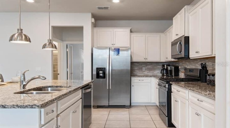 DAVENPORT, Florida 33837, 5 Bedrooms Bedrooms, ,4 BathroomsBathrooms,Residential,For Sale,OAKMOSS,0,MFRO6340300