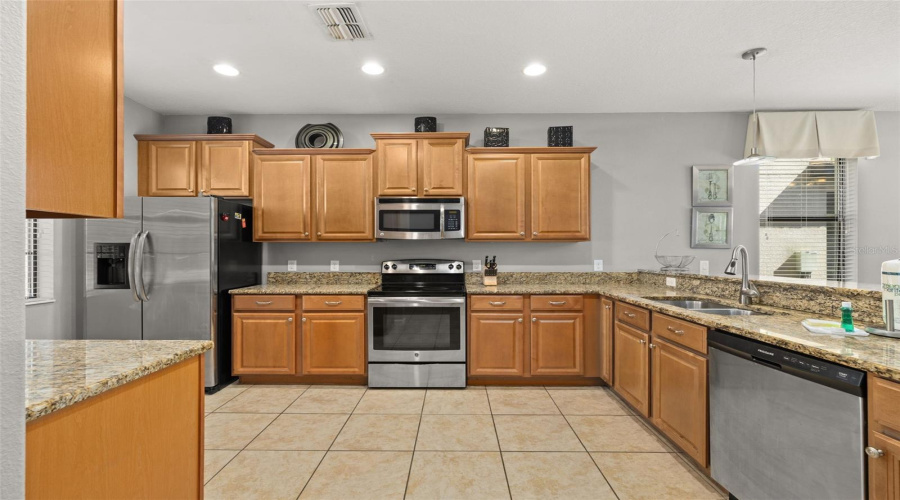 DAVENPORT, Florida 33896, 5 Bedrooms Bedrooms, ,4 BathroomsBathrooms,Residential,For Sale,MOON VALLEY,0,MFRO6340154