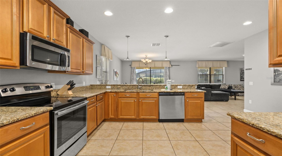 DAVENPORT, Florida 33896, 5 Bedrooms Bedrooms, ,4 BathroomsBathrooms,Residential,For Sale,MOON VALLEY,0,MFRO6340154