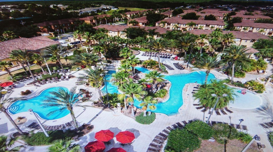 Pool and lazy river