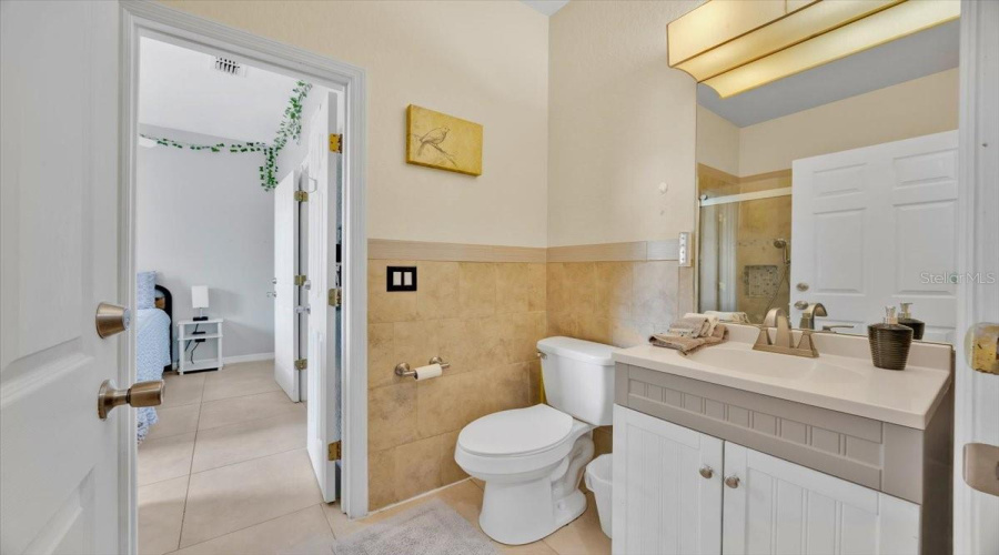 1st Fl primary bedroom en suite bath