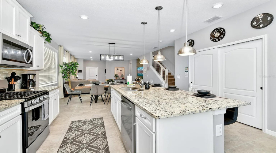 DAVENPORT, Florida 33837, 5 Bedrooms Bedrooms, ,4 BathroomsBathrooms,Residential,For Sale,OAKMOSS,0,MFRO6340341