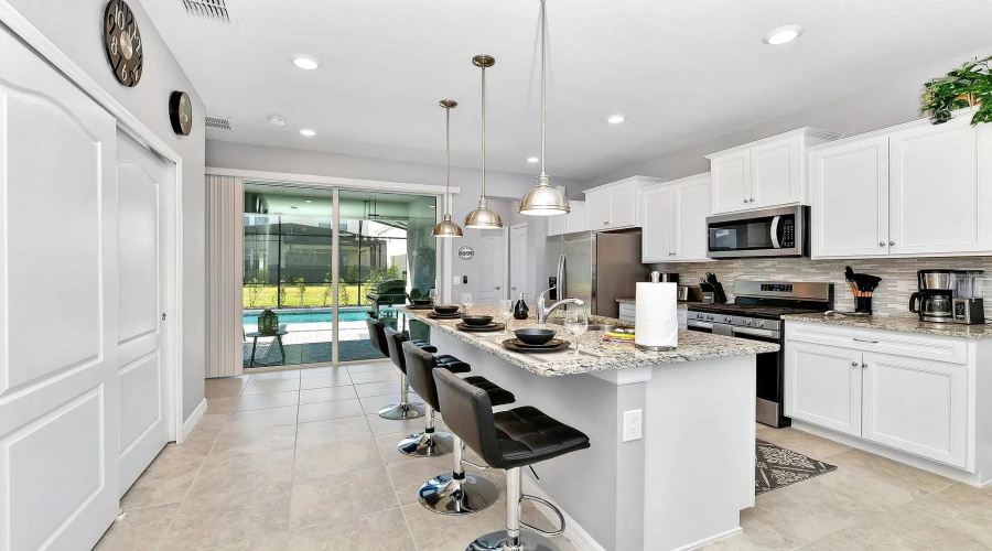 DAVENPORT, Florida 33837, 5 Bedrooms Bedrooms, ,4 BathroomsBathrooms,Residential,For Sale,OAKMOSS,0,MFRO6340341