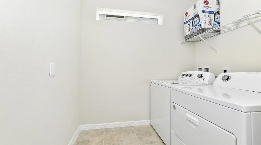 DAVENPORT, Florida 33837, 5 Bedrooms Bedrooms, ,4 BathroomsBathrooms,Residential,For Sale,OAKMOSS,0,MFRO6340341