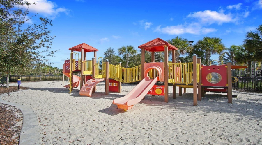 DAVENPORT, Florida 33837, 5 Bedrooms Bedrooms, ,4 BathroomsBathrooms,Residential,For Sale,OAKMOSS,0,MFRO6340341