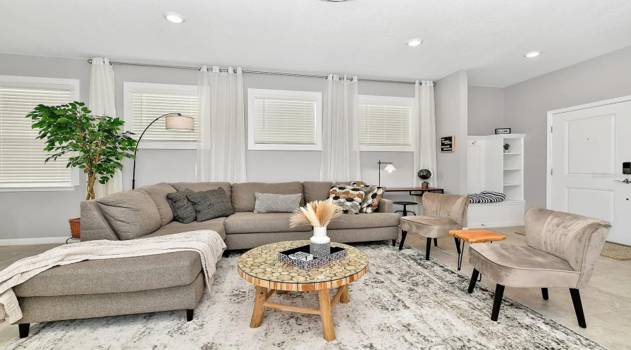 DAVENPORT, Florida 33837, 5 Bedrooms Bedrooms, ,4 BathroomsBathrooms,Residential,For Sale,OAKMOSS,0,MFRO6340341