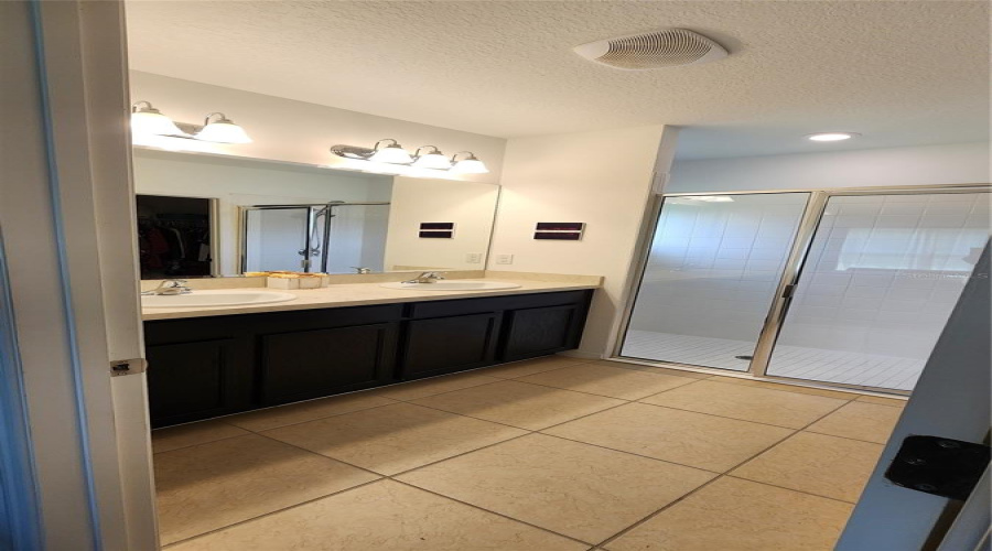 Master Bed Bathroom