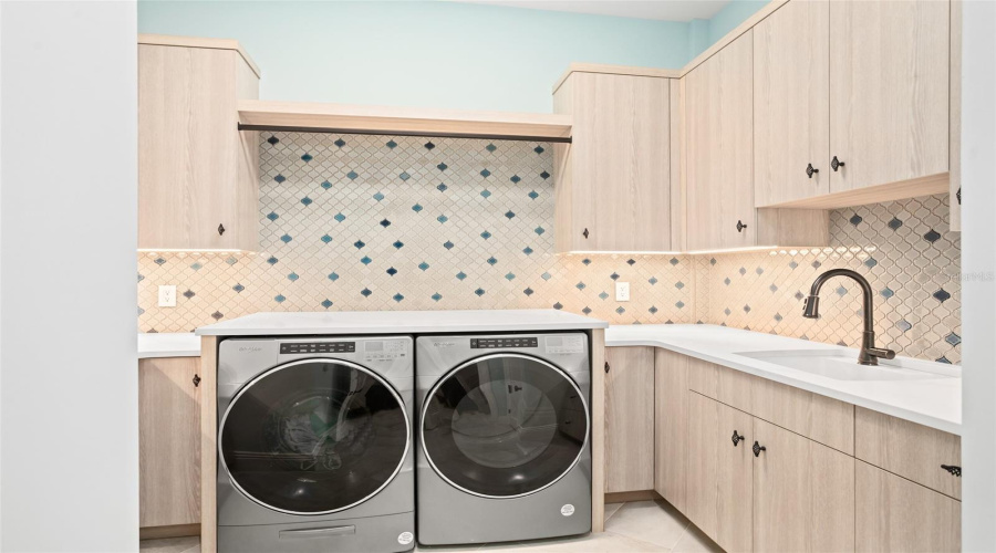 GOLDEN OAK, Florida 32836, 5 Bedrooms Bedrooms, ,6 BathroomsBathrooms,Residential,For Sale,AUTUMN MIST LN,0,MFRO6339148