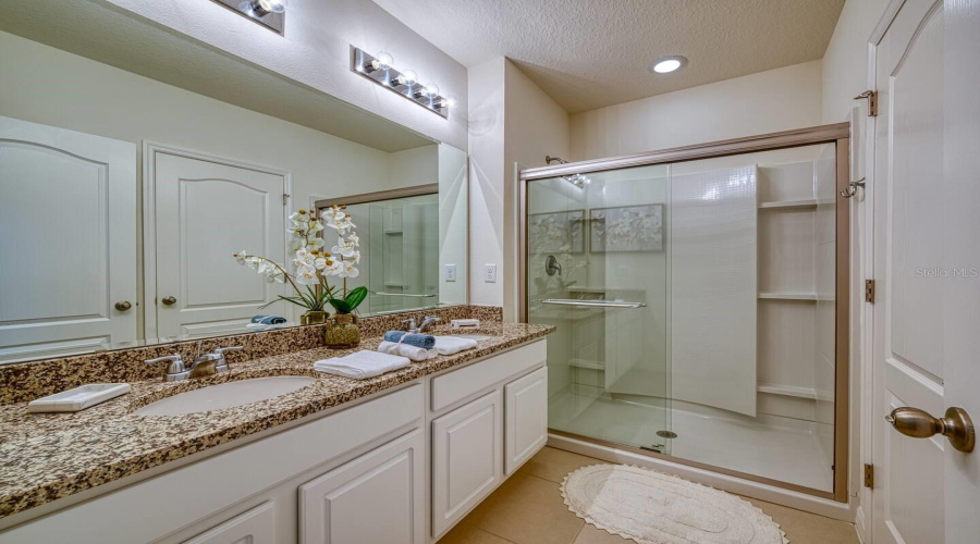 DAVENPORT, Florida 33837, 6 Bedrooms Bedrooms, ,5 BathroomsBathrooms,Residential,For Sale,BROAD OAK,0,MFRO6285366