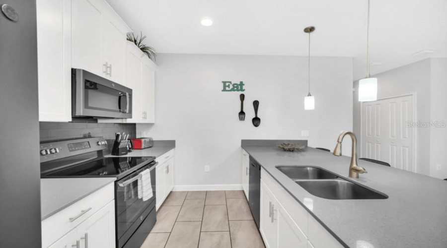 DAVENPORT, Florida 33896, 5 Bedrooms Bedrooms, ,4 BathroomsBathrooms,Residential,For Sale,DOGLEG,0,MFRO6281039