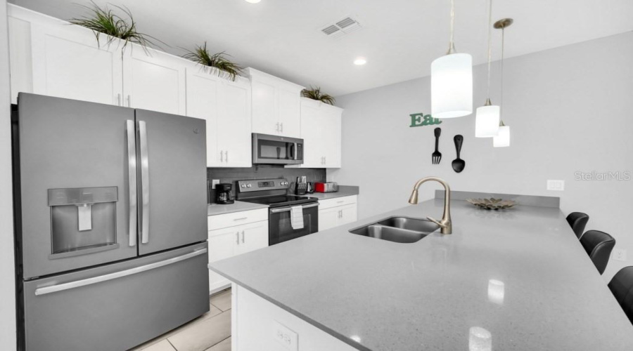 DAVENPORT, Florida 33896, 5 Bedrooms Bedrooms, ,4 BathroomsBathrooms,Residential,For Sale,DOGLEG,0,MFRO6281039