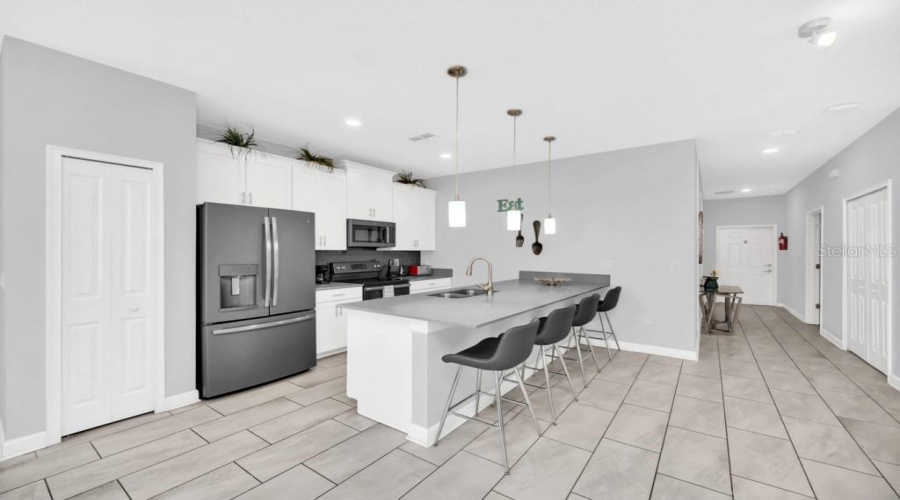 DAVENPORT, Florida 33896, 5 Bedrooms Bedrooms, ,4 BathroomsBathrooms,Residential,For Sale,DOGLEG,0,MFRO6281039