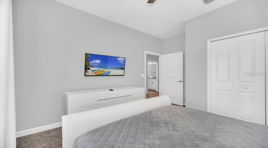DAVENPORT, Florida 33896, 5 Bedrooms Bedrooms, ,4 BathroomsBathrooms,Residential,For Sale,DOGLEG,0,MFRO6281039