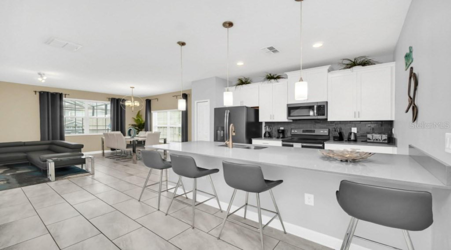 DAVENPORT, Florida 33896, 5 Bedrooms Bedrooms, ,4 BathroomsBathrooms,Residential,For Sale,DOGLEG,0,MFRO6281039