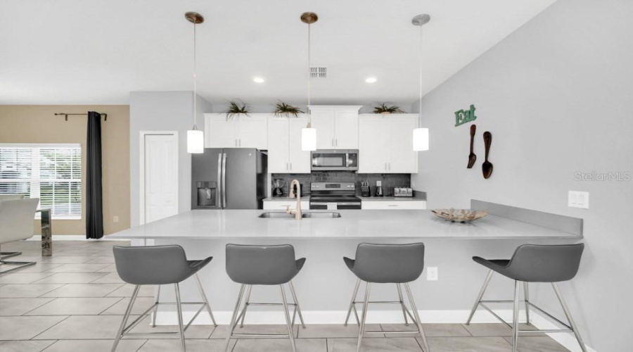 DAVENPORT, Florida 33896, 5 Bedrooms Bedrooms, ,4 BathroomsBathrooms,Residential,For Sale,DOGLEG,0,MFRO6281039