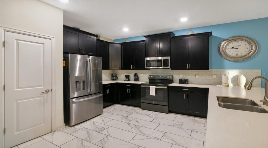 DAVENPORT, Florida 33896, 8 Bedrooms Bedrooms, ,5 BathroomsBathrooms,Residential,For Sale,MAIDSTONE,0,MFRO6340623