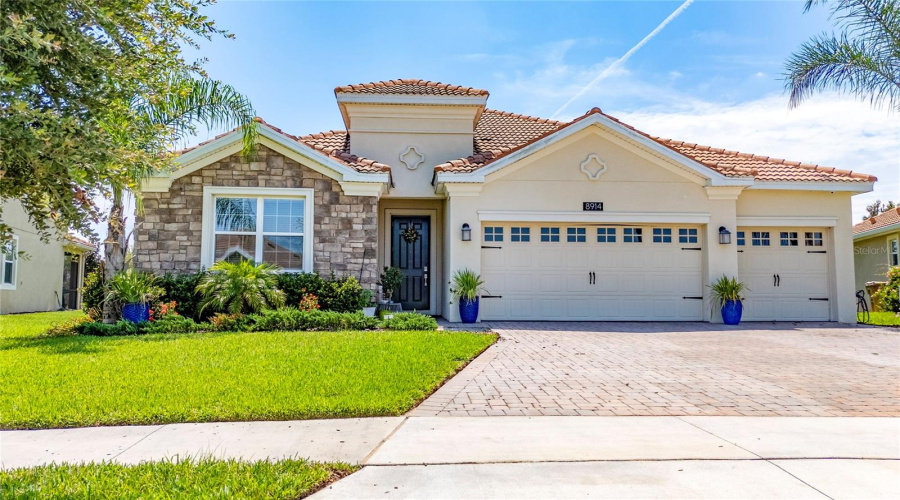 DAVENPORT, Florida 33896, 4 Bedrooms Bedrooms, ,3 BathroomsBathrooms,Residential,For Sale,FALLEN OAK,0,MFRS5133990