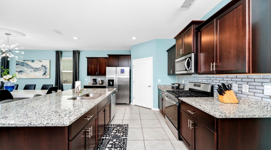 DAVENPORT, Florida 33837, 7 Bedrooms Bedrooms, ,5 BathroomsBathrooms,Residential,For Sale,OAKMOSS,0,MFRO6283987