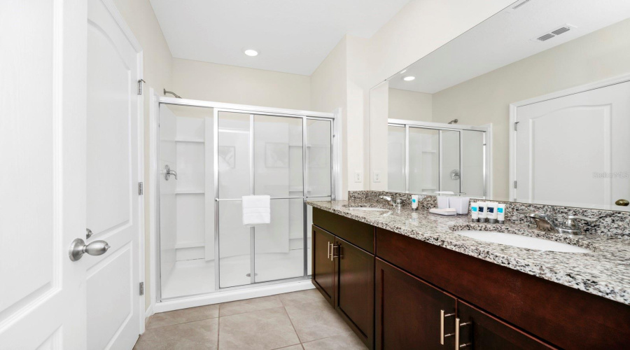 DAVENPORT, Florida 33837, 7 Bedrooms Bedrooms, ,5 BathroomsBathrooms,Residential,For Sale,OAKMOSS,0,MFRO6283987