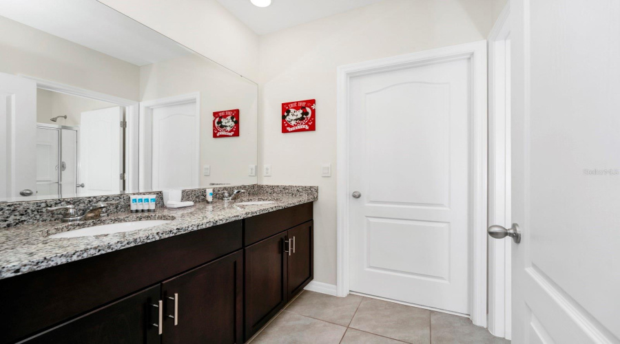 DAVENPORT, Florida 33837, 7 Bedrooms Bedrooms, ,5 BathroomsBathrooms,Residential,For Sale,OAKMOSS,0,MFRO6283987