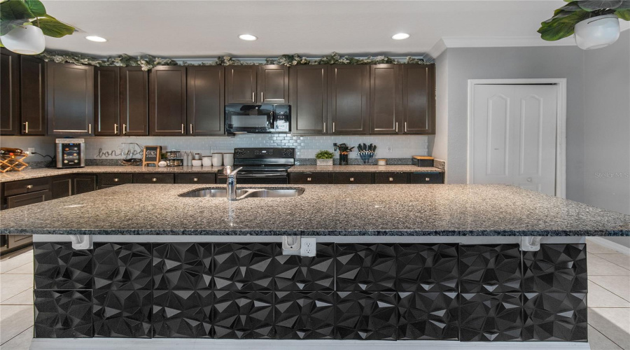 Beautiful and spacious kitchen w/ an island