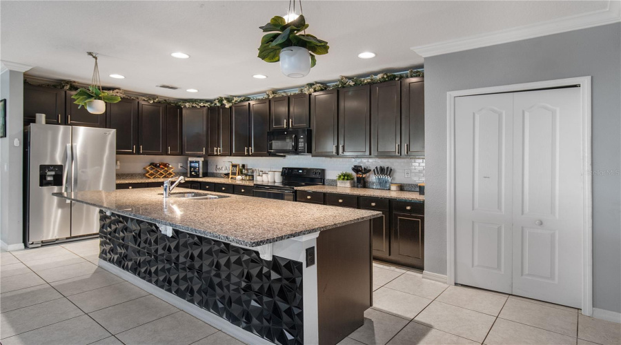 Beautiful and spacious kitchen w/ an island