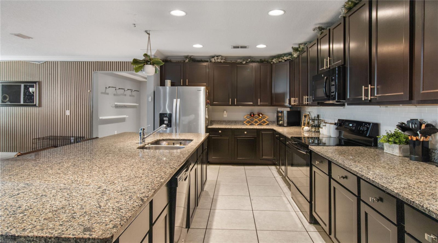 Beautiful and spacious kitchen w/ an island