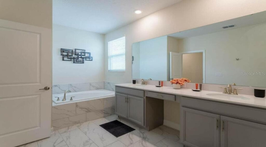 DAVENPORT, Florida 33896, 5 Bedrooms Bedrooms, ,5 BathroomsBathrooms,Residential,For Sale,BACKSWING,0,MFRS5134068