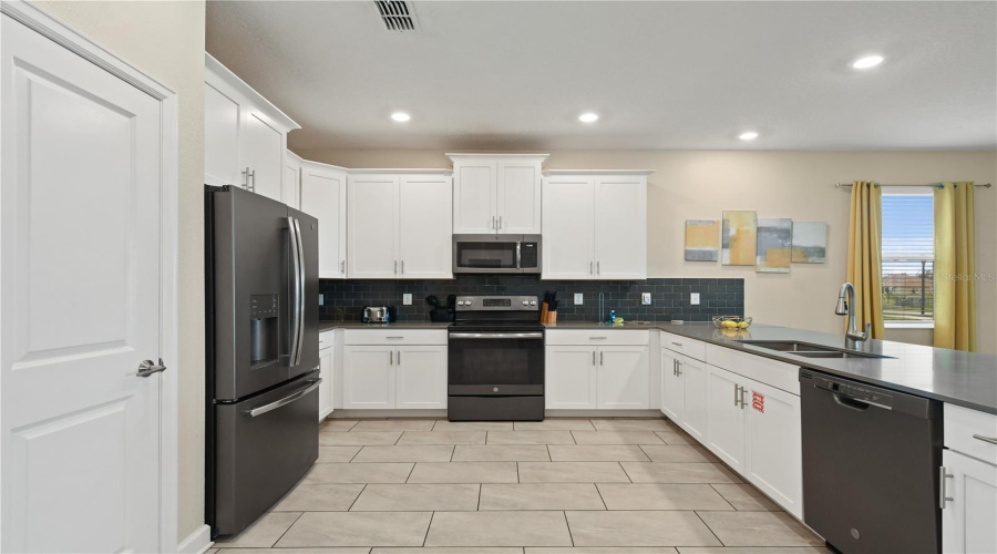 DAVENPORT, Florida 33896, 8 Bedrooms Bedrooms, ,5 BathroomsBathrooms,Residential,For Sale,CABOT CLIFFS,0,MFRO6207058