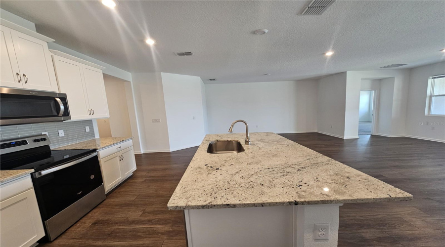 KISSIMMEE, Florida 34747, 4 Bedrooms Bedrooms, ,3 BathroomsBathrooms,Residential,For Sale,LAKESHORE BREEZE,0,MFRO6307440