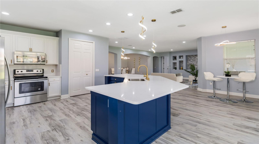 KISSIMMEE, Florida 34746, 4 Bedrooms Bedrooms, ,3 BathroomsBathrooms,Residential,For Sale,GOLDEN FEATHER,0,MFRO6341696